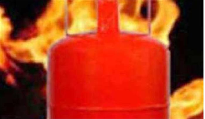 सिलेंडर में गैस रिसाव से लगी आग