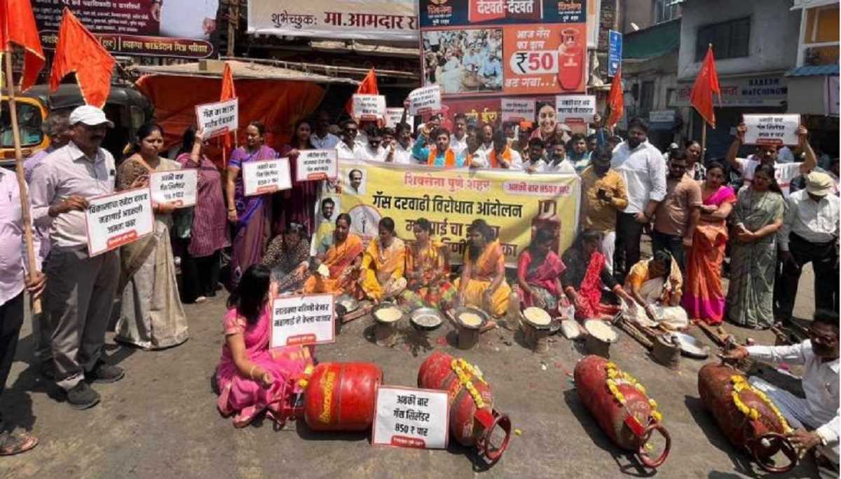 मुंबई : गैस मूल्य वृद्धि के खिलाफ यूबीटी शिवसेना की रैली, विधायक सुनील राउत समेत कई पर मामला दर्ज