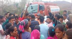 ऋषिकेश-कर्णप्रयाग रेल लाइन ब्लास्टिंग से 150 घरों में आई दरारें, ग्रामीण बैठे धरने पर ऋषिकेश-कर्णप्रयाग रेल लाइन ब्लास्टिंग से 150 घरों में आई दरारें, ग्रामीण बैठे धरने पर