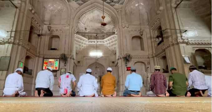 नमाज के लिए गुरुद्वारों ने खोल दिए अपने दरवाजे नमाज के लिए गुरुद्वारों ने खोल दिए अपने दरवाजे