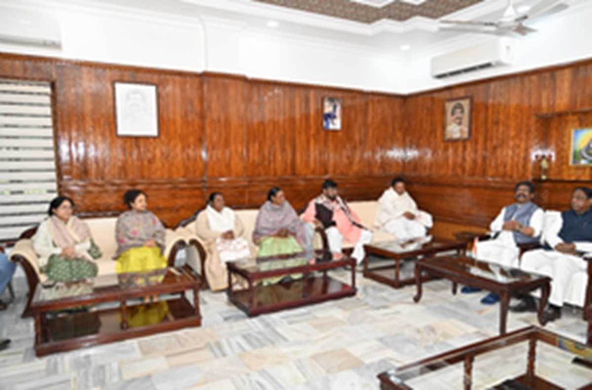 रांची पहुंचे सीएम हेमंत सोरेन, सत्तारूढ़ गठबंधन के विधायकों के साथ करेंगे बैठक