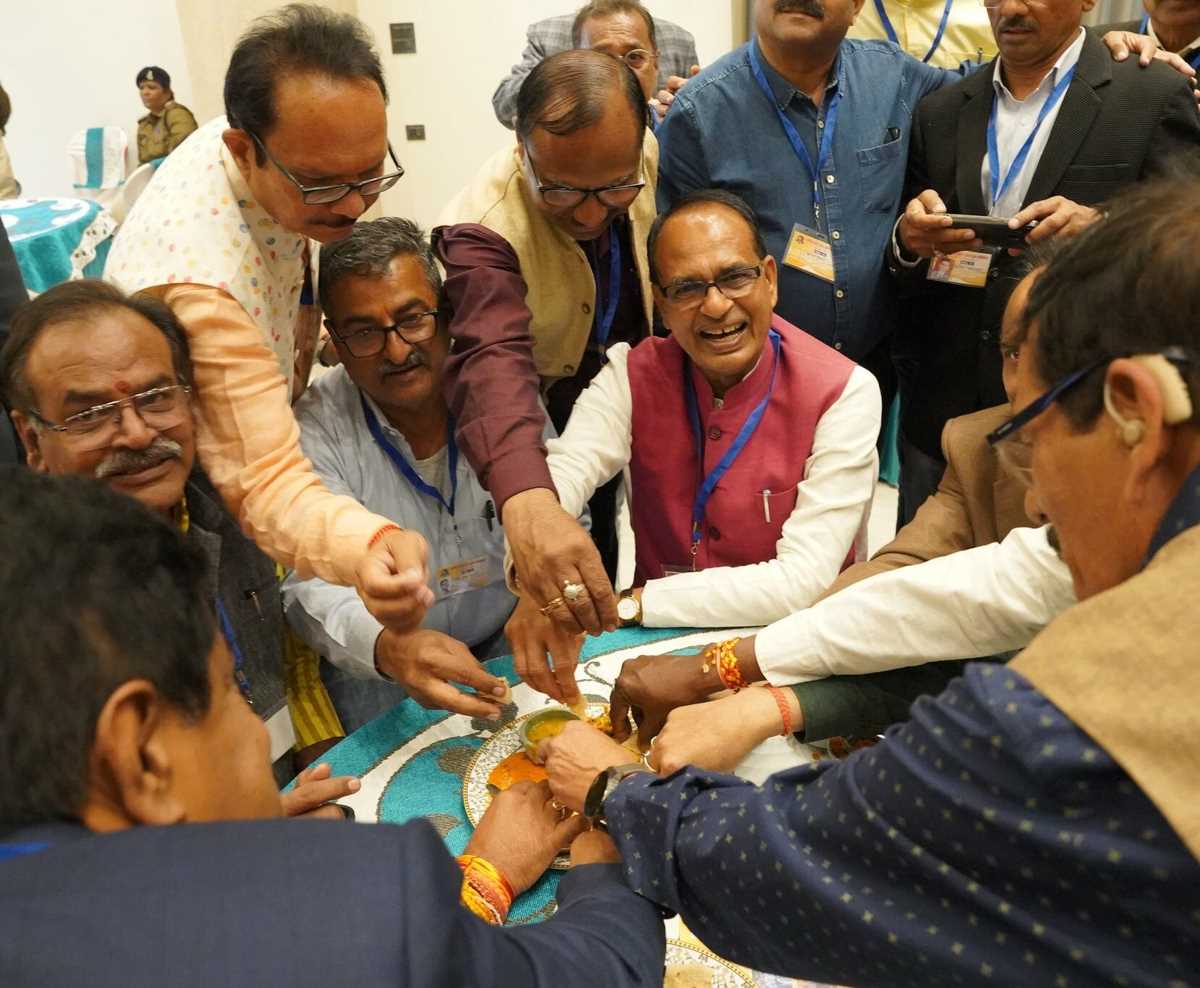 शिवराज को याद आए बीते दिन, गीत गाया और पुराने साथियों के संग एक ही प्लेट में खाना खाया