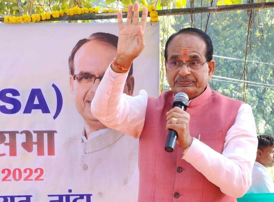 MP News: सीएमएचओ, खनिज अधिकारी, दो इंजीनियरों को मंच से ही किया सस्पेंड