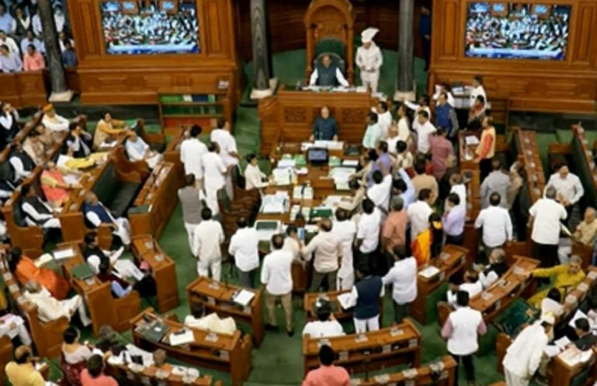 बीजेपी ने अपने सांसदों को जारी किया व्हिप, लोकसभा में मौजूद रहने को कहा