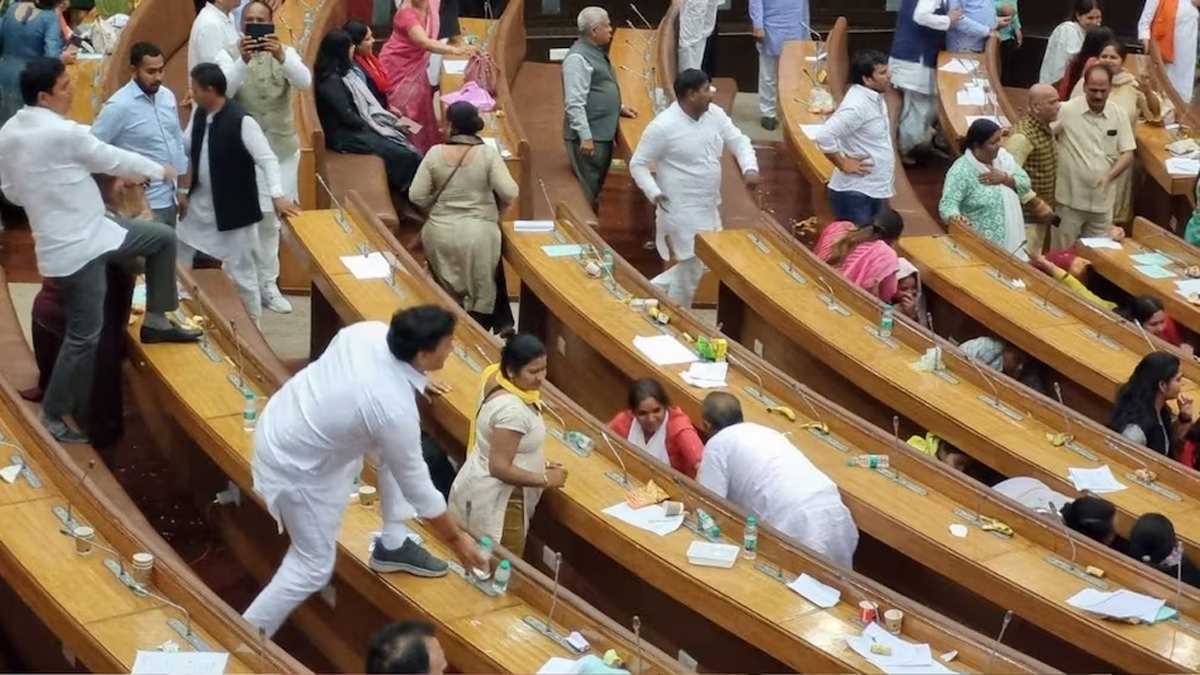 एमसीडी हाउस में हंगामे से स्टैंडिंग कमेटी के चुनाव में देरी, पार्षदों ने फेंकी पानी की बोतलें