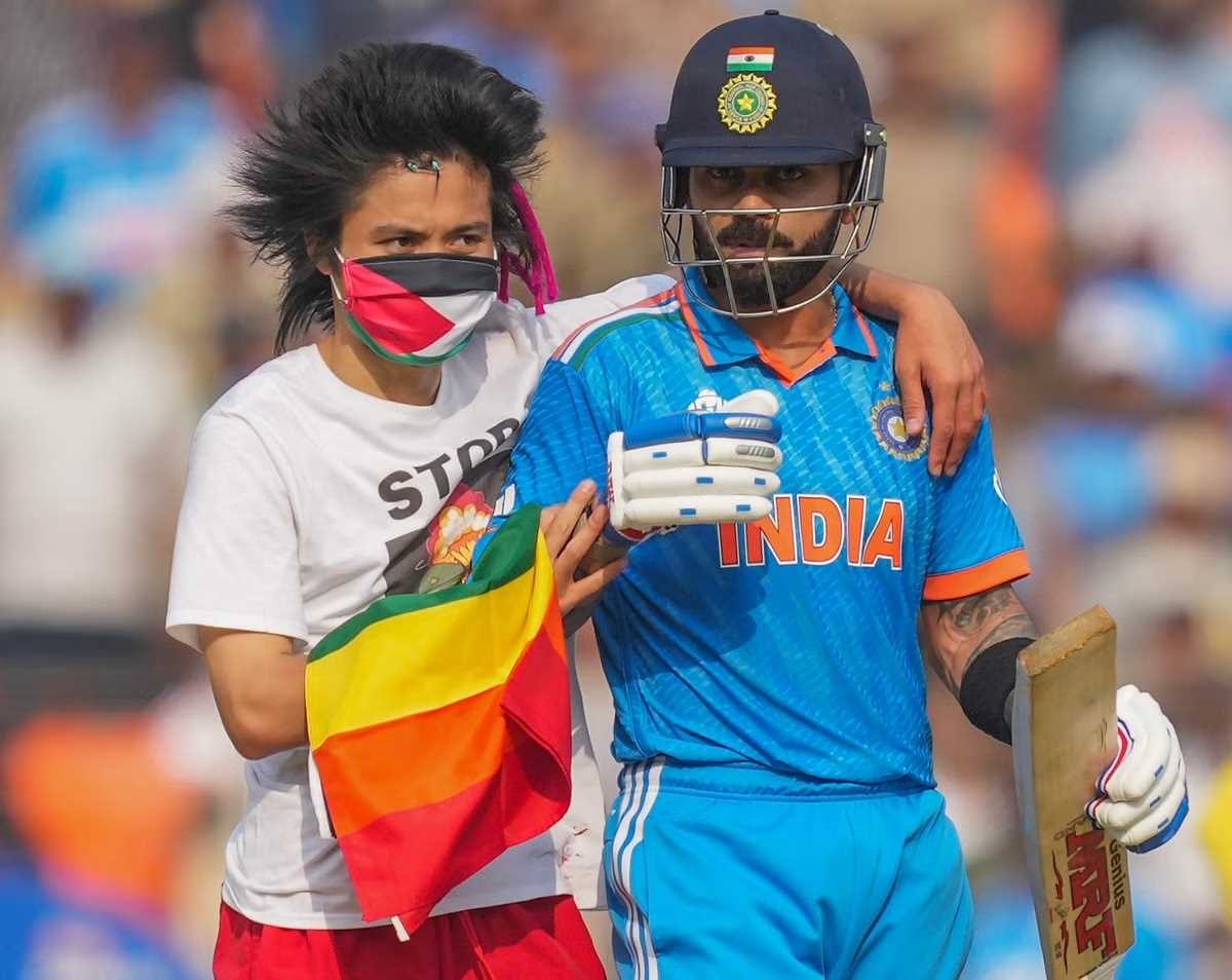 विश्वकप के फाइनल मुकाबले में फिलिस्तीन समर्थक मैदान में घुसा विश्वकप के फाइनल मुकाबले में फिलिस्तीन समर्थक मैदान में घुसा