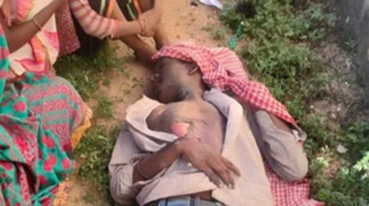 झारखंड के कुजू में युवक को दारू भट्ठी में झोंककर मार डाला, थाने में धरना पर बैठे लोग