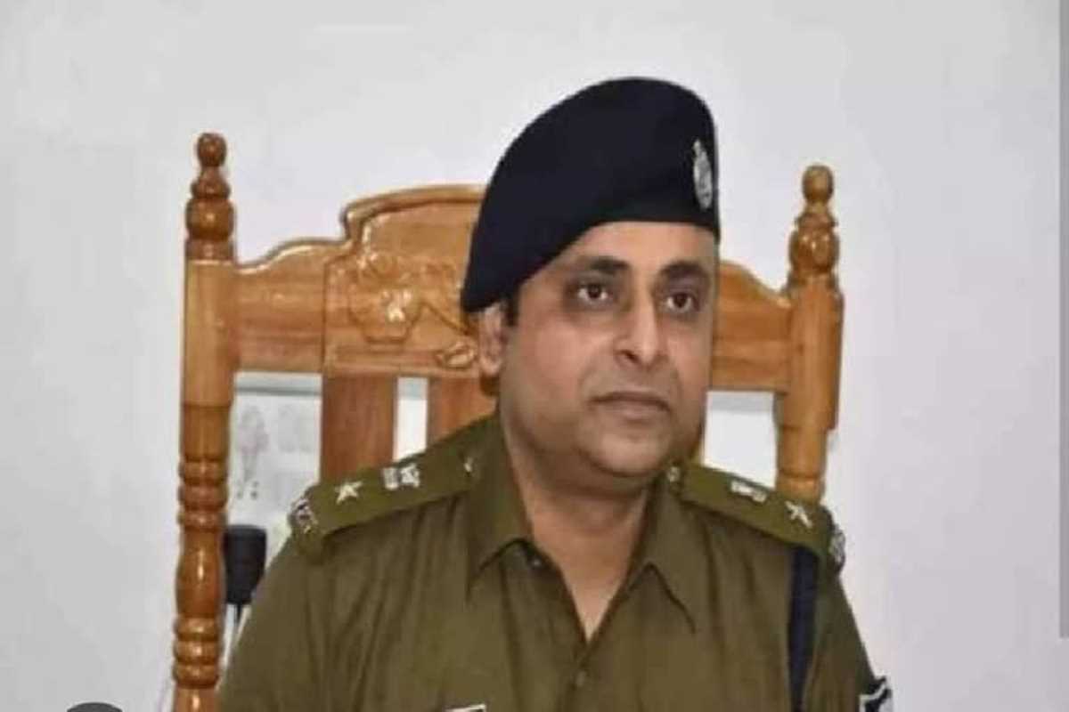 फरार आईपीएस के खिलाफ इओयू जारी कर सकता है इश्तेहार, सरेंडर नहीं करने पर होगी कुर्की फरार आईपीएस के खिलाफ इओयू जारी कर सकता है इश्तेहार, सरेंडर नहीं करने पर होगी कुर्की