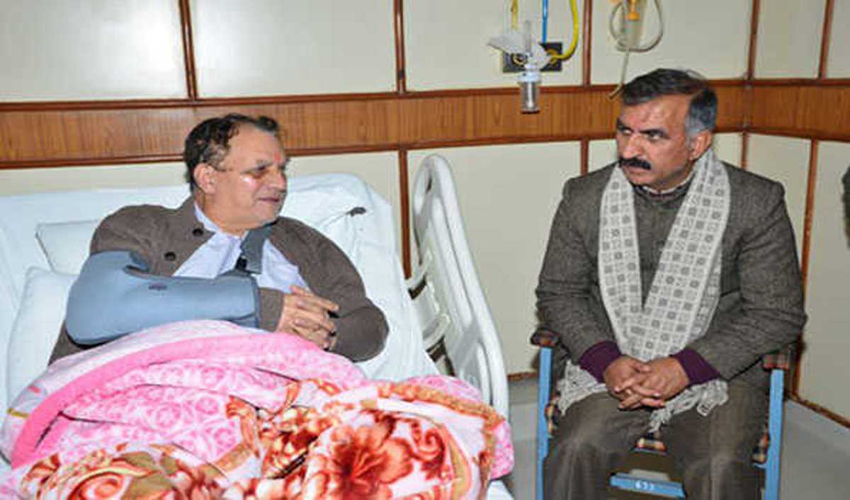 सुरेश भारद्वाज का कुशलक्षेम जानने आईजीएमसी पहुंचे सुक्खू