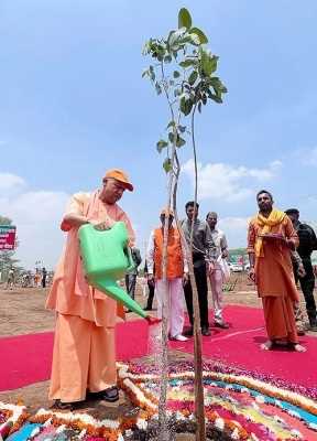 CM योगी ने शुरू किया वृक्षारोपण अभियान, 15 अगस्त तक राज्य में लगाए जाएंगे 35 करोड़ पौधे