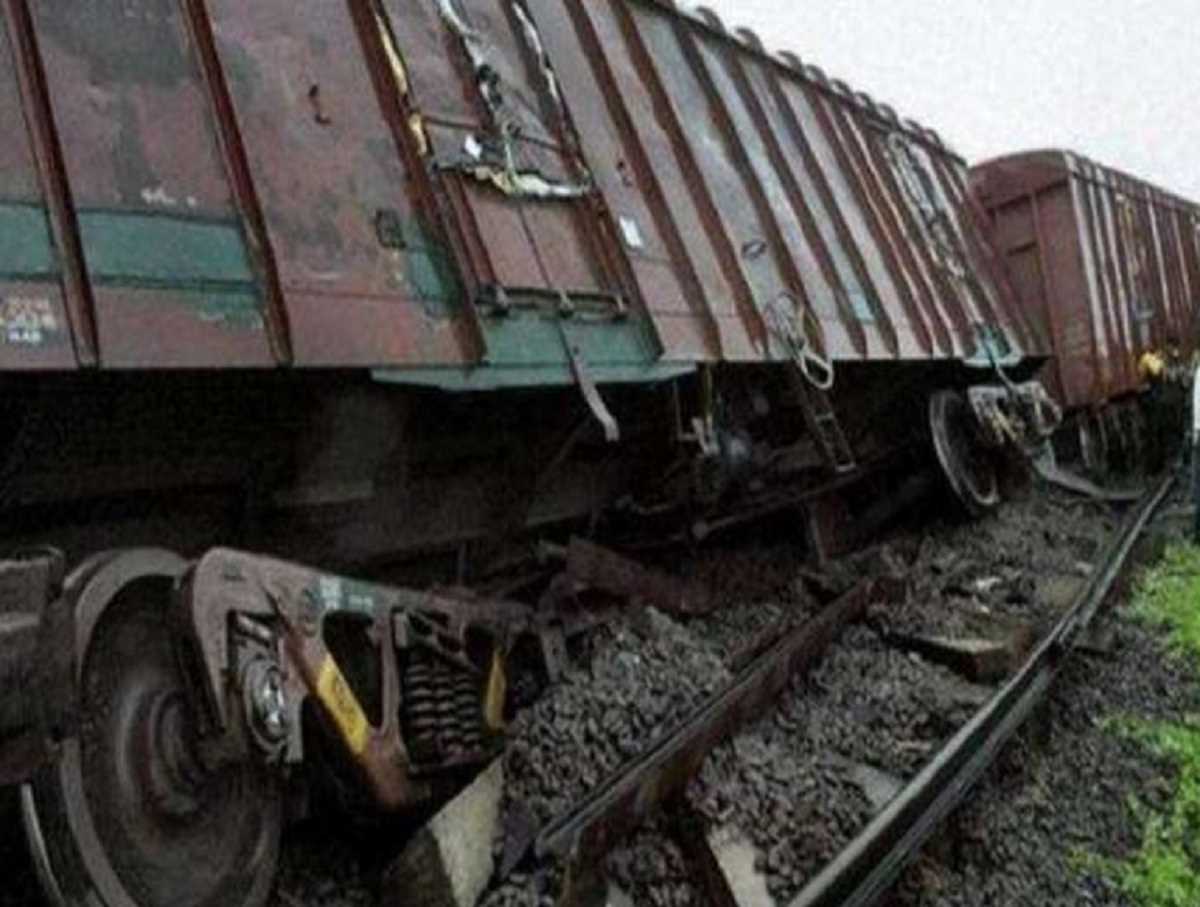 रोहतक में राजस्थान जा रही मालगाड़ी के 6 डिब्बे पटरी से उतरे