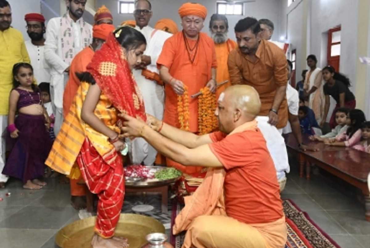सीएम योगी ने पांव पखार किया कन्या पूजन, बोले- मातृशक्ति के प्रति सम्मान को किया प्रतिष्ठित