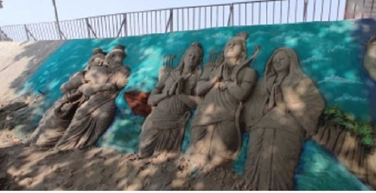 अयोध्या दीपोत्सव : रेत पर उकेर जीवंत किये जा रहे रामायण कालीन प्रसंग