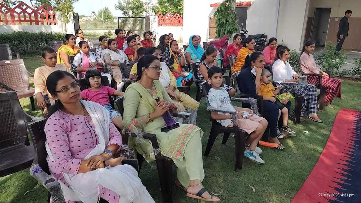 पुलिस परिवार की महिलाओं मासिक धर्म व कैंसर के प्रति किया जागरुक