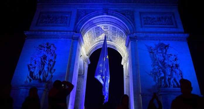 दक्षिणपंथियों की आलोचना के बाद फ्रांस ने हटाया यूरोपीय ध्वज दक्षिणपंथियों की आलोचना के बाद फ्रांस ने हटाया यूरोपीय ध्वज