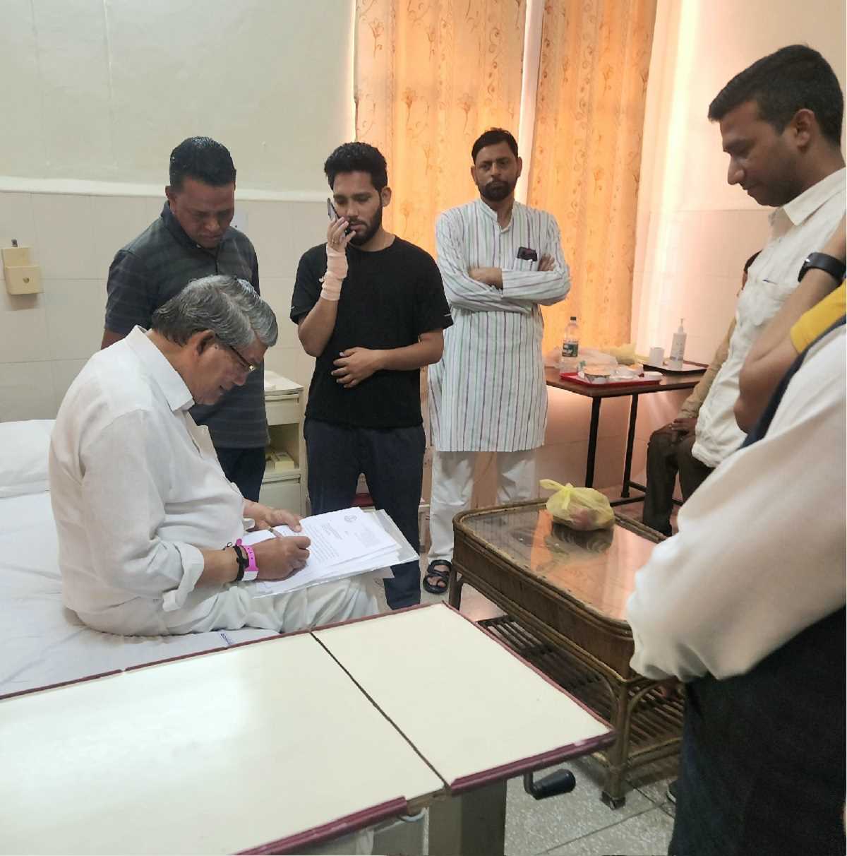 अस्पताल में उपचाराधीन कांग्रेस नेता हरीश रावत को सीबीआई का नोटिस