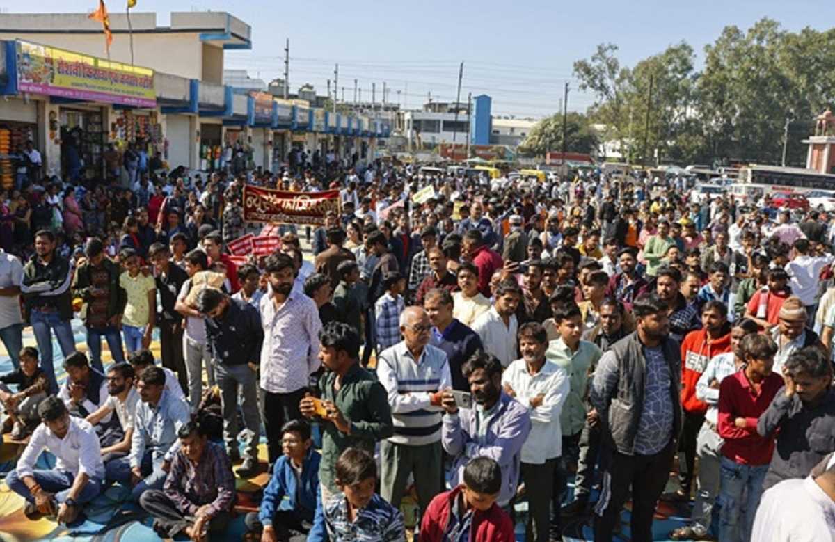 पीथमपुर विरोध प्रदर्शन जारी, प्रशासन का दावा- नहीं खोला गया है अभी तक एक भी कंटेनर पीथमपुर विरोध प्रदर्शन जारी, प्रशासन का दावा- नहीं खोला गया है अभी तक एक भी कंटेनर