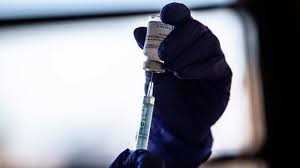 ब्रिटेन में सितंबर तक सभी वयस्कों को लग जाएगा टीके का पहला डोज