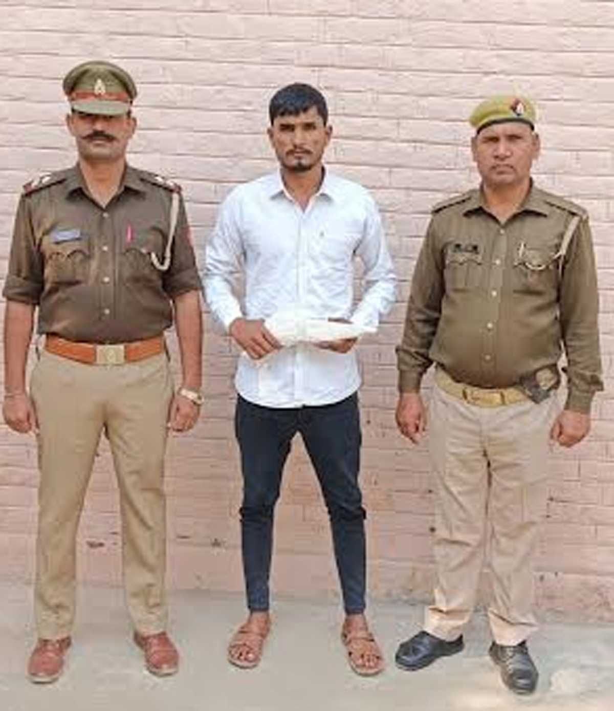 गैंगस्टर को अवैध तमंचे के साथ दबोचा