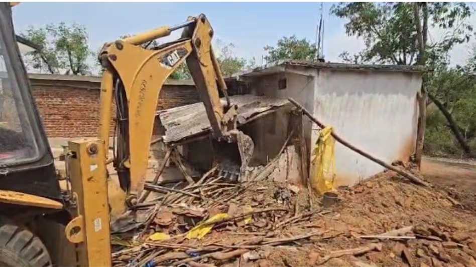 मध्य प्रदेश : एएसआई को ट्रैक्टर से कुचलकर मारने के आरोपियों के घर पर चला बुलडोजर