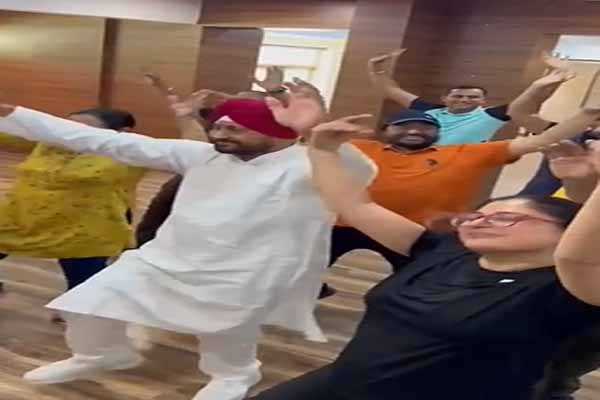 चन्नी का एक और वीडियो आया सामने, ताश के बाद भांगड़ा करते आए नजर