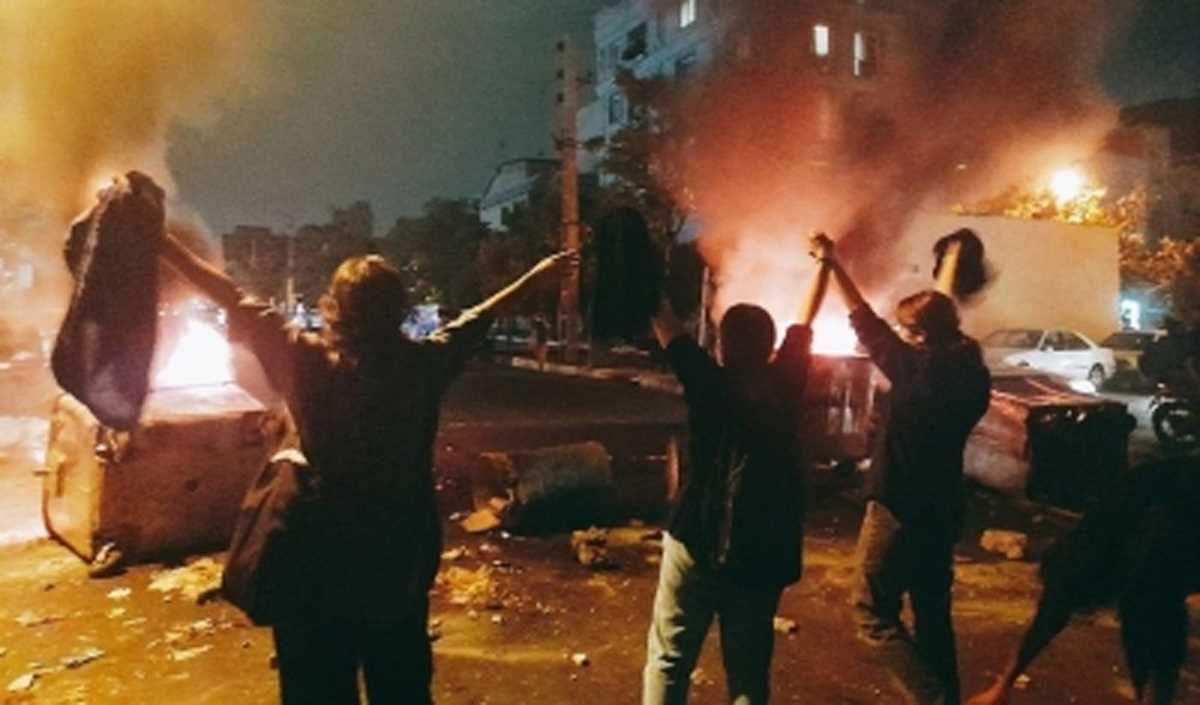 ईरान के कम से कम 30 शहरों में अभूतपूर्व विरोध प्रदर्शन