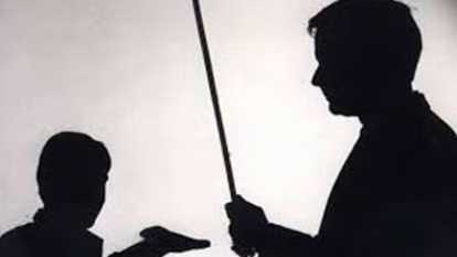 गुजरात : क्लास में तेलुगु फिल्म का गाना गाने पर प्रिंसिपल ने गुरुकुल के छात्र को पीटा