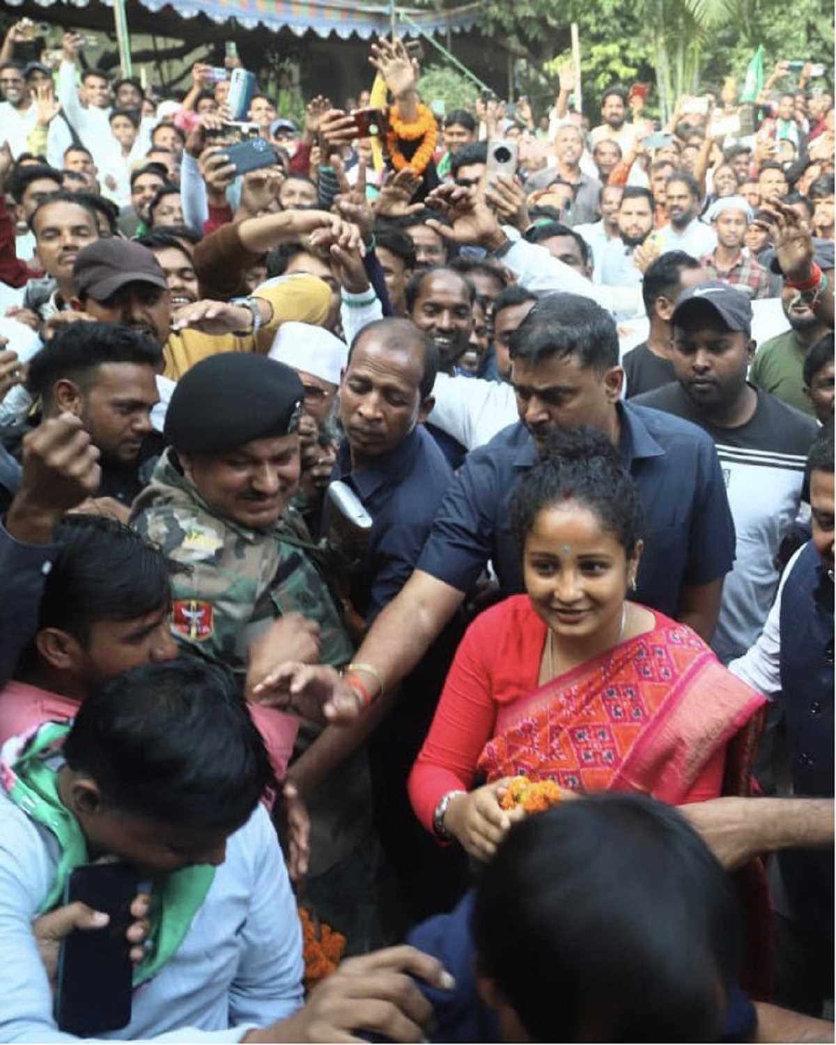 झारखंड : जीत के बाद कार्यकर्ताओं से मिलीं कल्पना सोरेन