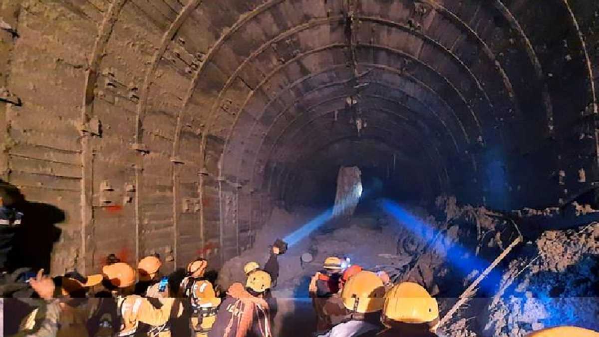 बढ़ती जा रही हैं सुरंग में फंसे लोगों को लेकर अनिश्चितताएं बढ़ती जा रही हैं सुरंग में फंसे लोगों को लेकर अनिश्चितताएं