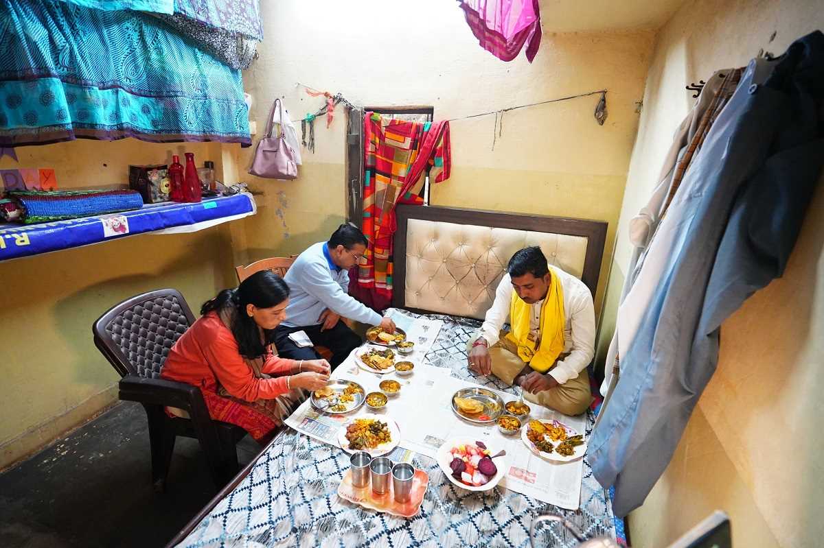 केजरीवाल ने ऑटो वालों के लिए बड़ी घोषणा की, चालक नवनीत के घर किया लंच