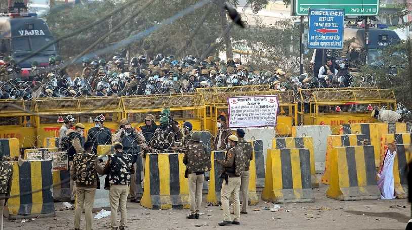 NH 24 पर चक्का जाम कर बैठे किसानों को राकेश टिकैत ने हटवाया, जाम खुला