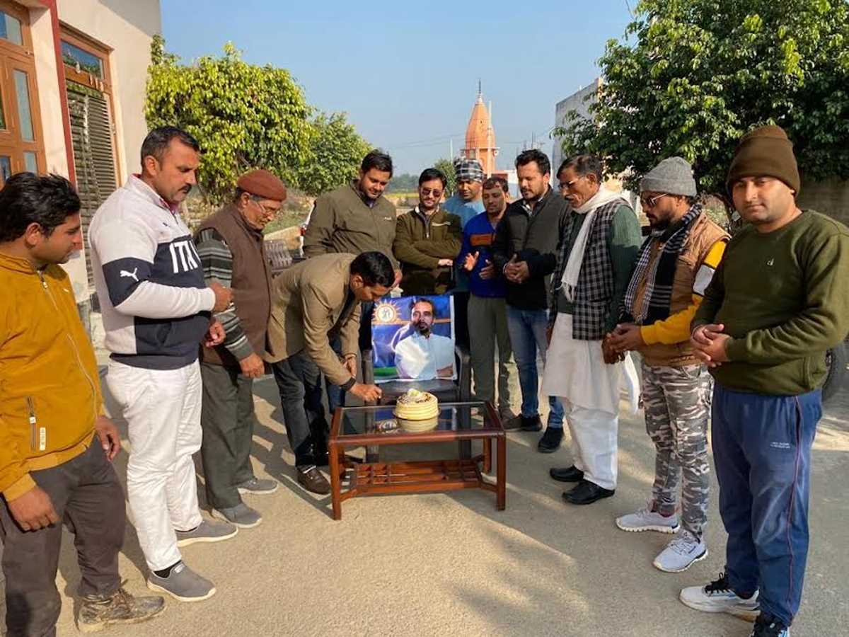 कार्यकर्ताओं ने धूमधाम से मनाया रालोद प्रमुख का जन्मदिन