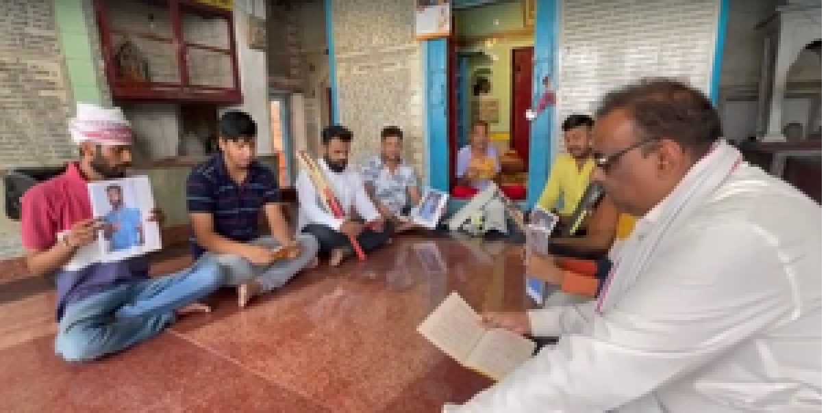 गेंद-बल्ला और क्रिकेटरों की फोटो लेकर महादेव के मंदिर पहुंचे फैंस