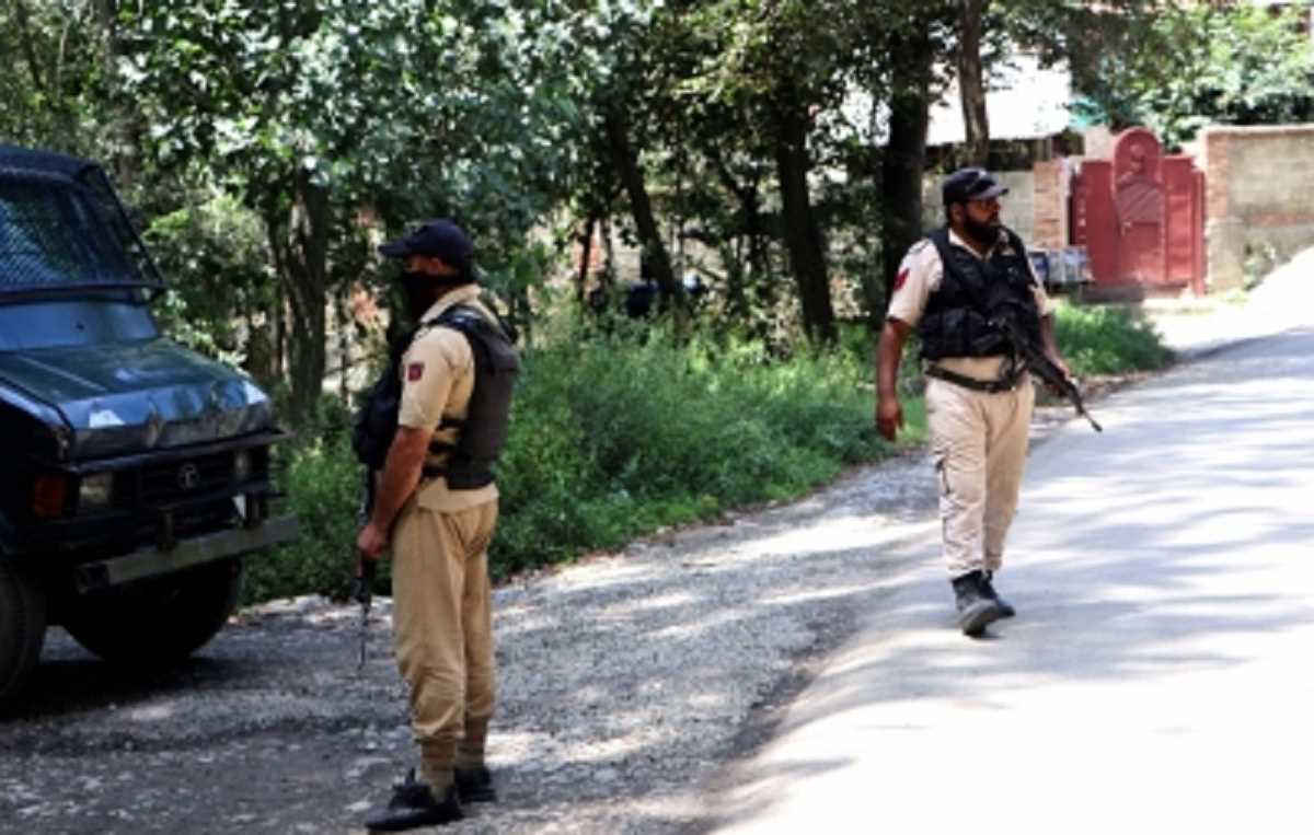 पाक ने किया सीज फायर का उल्लंघन, सीमा पर बाड़ लगवा रहे BSF जवानों पर की फायरिंग