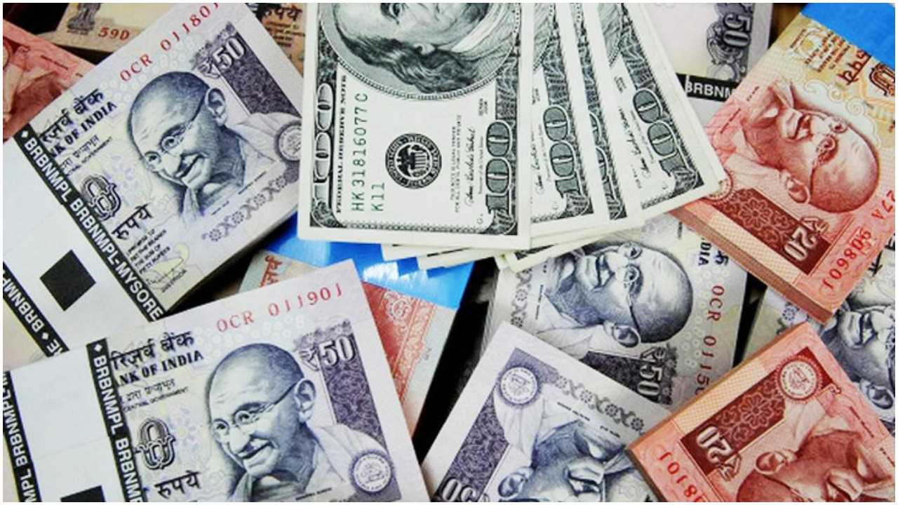 डॉलर के मुकाबले लुढ़कता जा रहा है रुपया