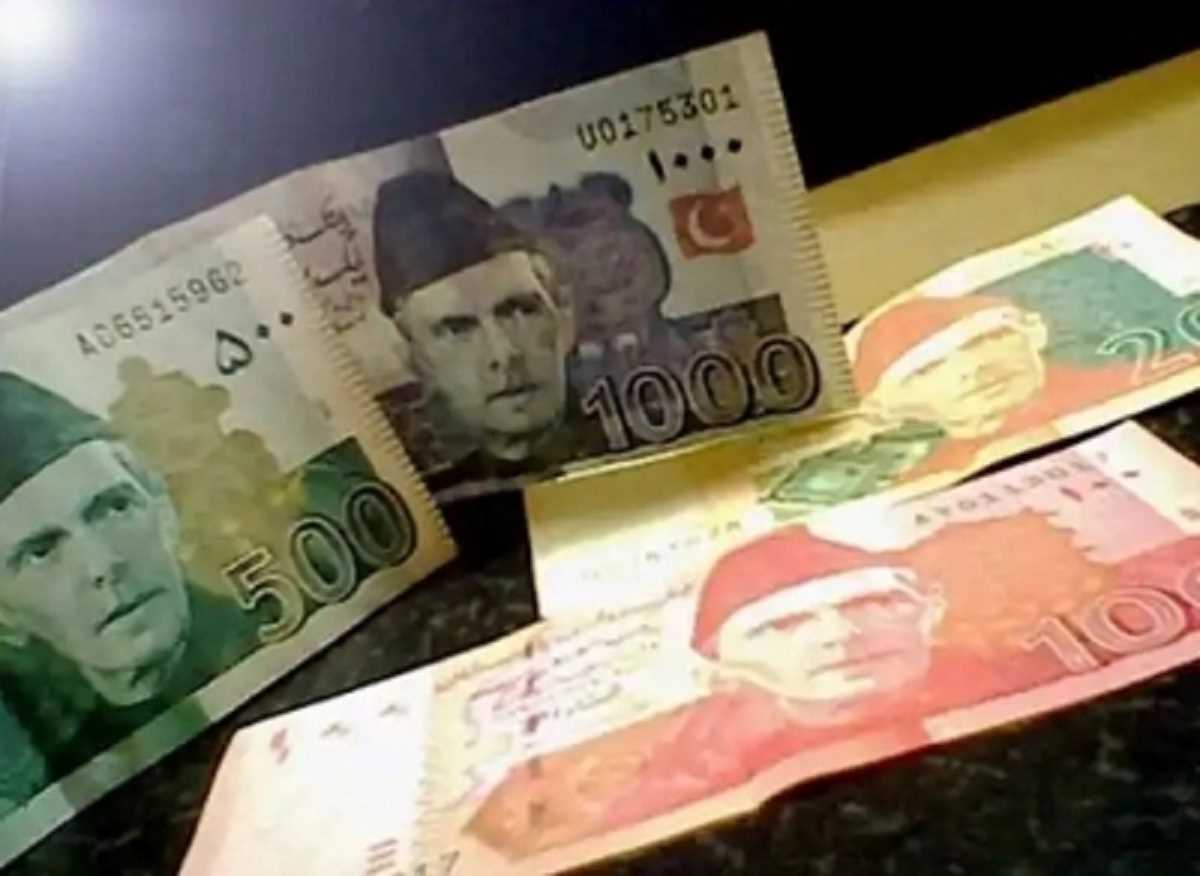 पाकिस्तान: अमेरिकी डॉलर के मुकाबले पाकिस्तानी रुपया धड़ाम