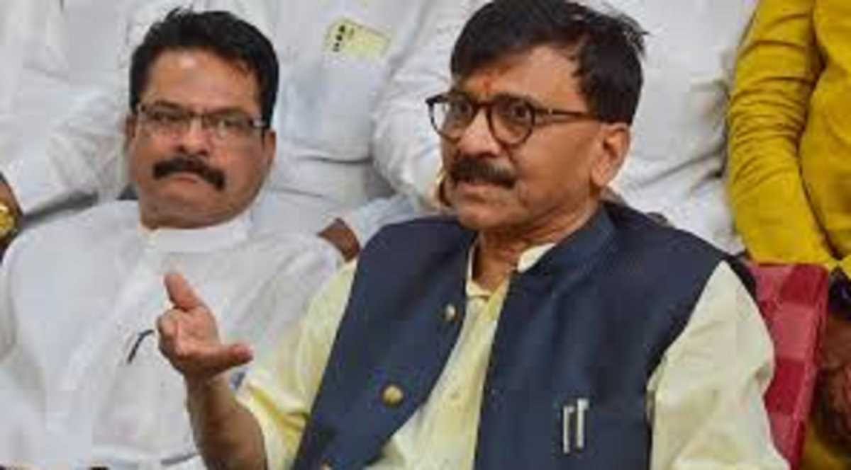 धारावी पुनर्वास प्रोजेक्ट में हो रही लूट, मुंबई को बेचना चाहते हैं सीएम शिंदे : संजय राउत