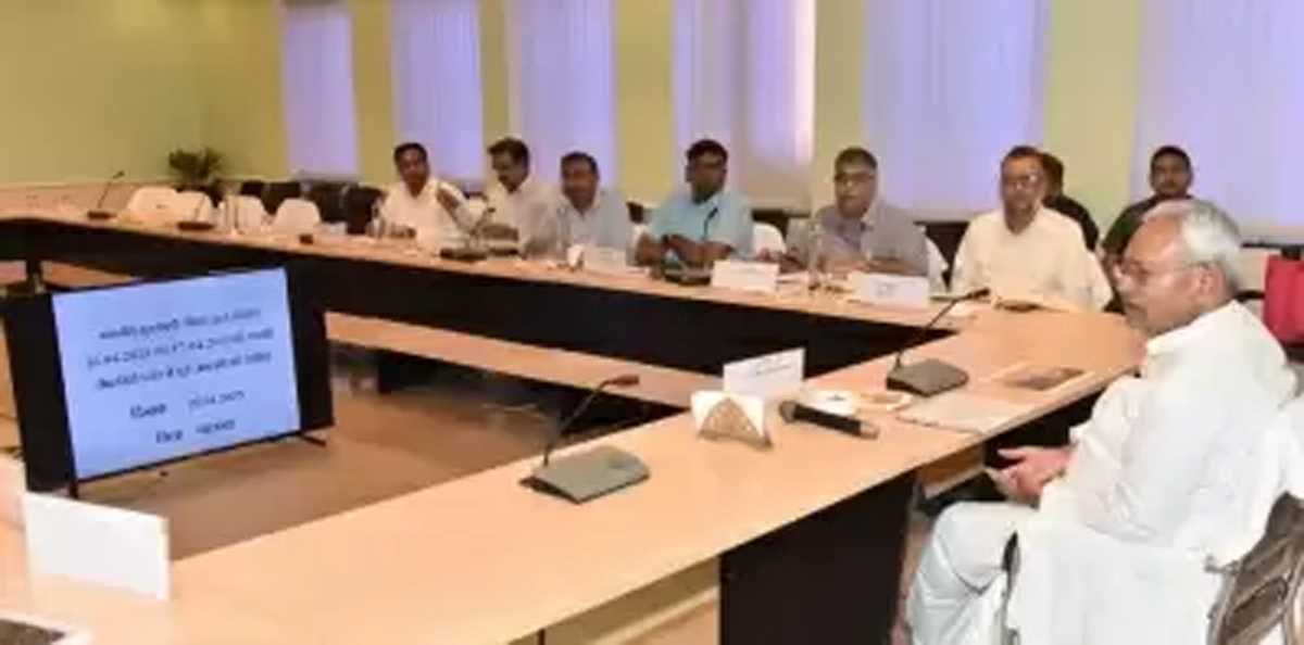 नीतीश ने राजगीर के पहाड़ी क्षेत्र में आग लगने की घटना का किया हवाई सर्वेक्षण, अधिकारियों के साथ की समीक्षा बैठक