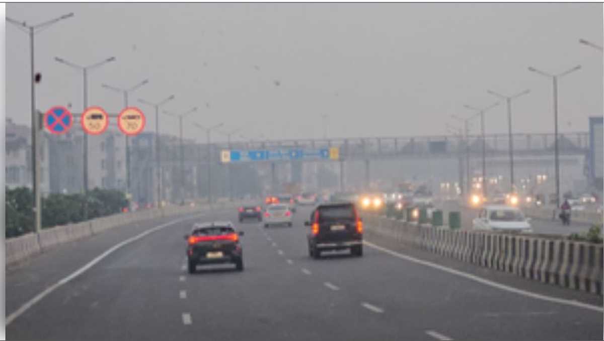 दिल्ली की आबोहवा हुई जहरीली, 10 इलाकों में औसतन एक्यूआई पहुंचा 400 के करीब दिल्ली की आबोहवा हुई जहरीली, 10 इलाकों में औसतन एक्यूआई पहुंचा 400 के करीब