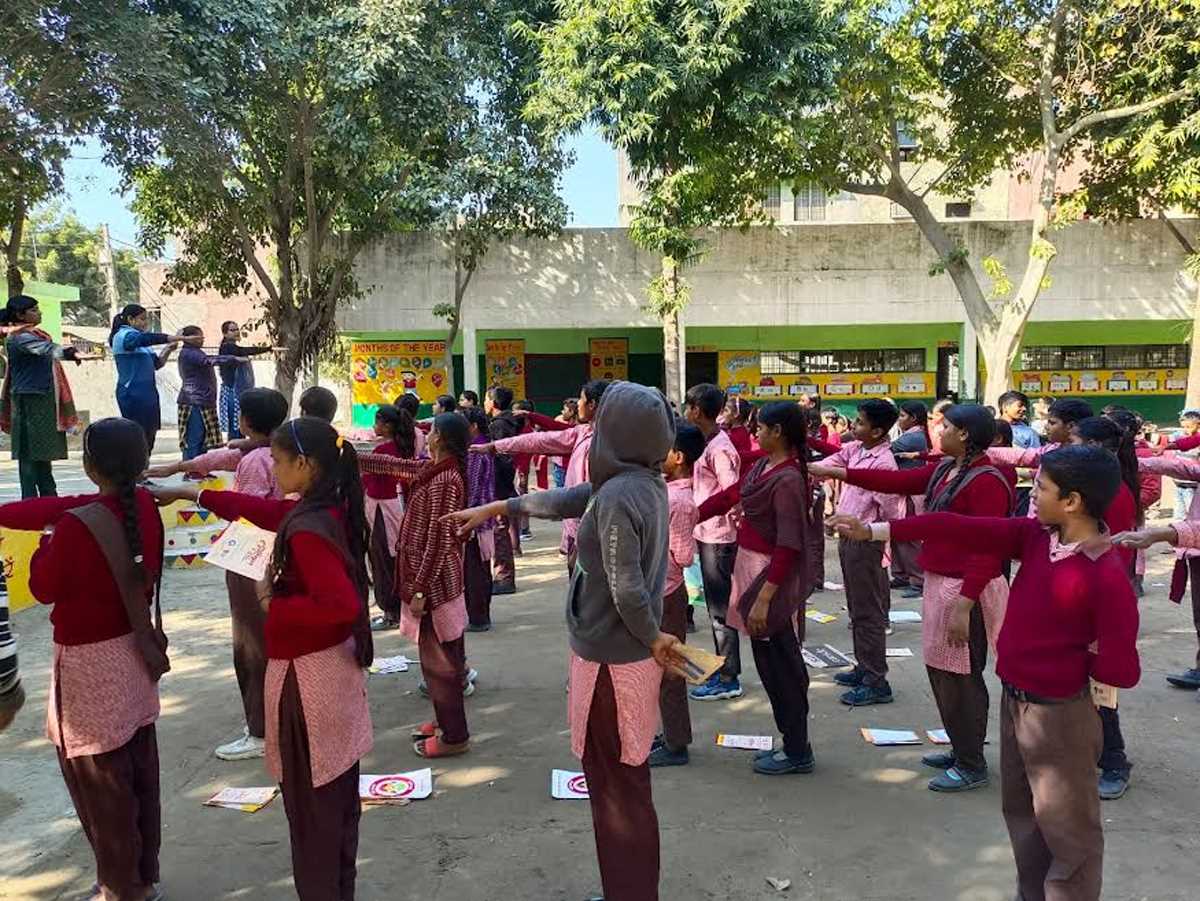 महिलाओं के प्रति हिंसा रोकने के लिए बच्चों ने निकाली रैली व ली शपथ