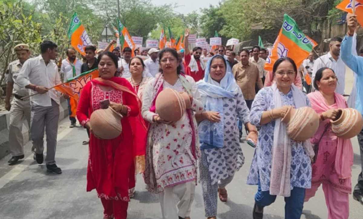 दिल्ली में पानी की किल्लत को लेकर आम आदमी पार्टी और भाजपा फिर आमने-सामने दिल्ली में पानी की किल्लत को लेकर आम आदमी पार्टी और भाजपा फिर आमने-सामने