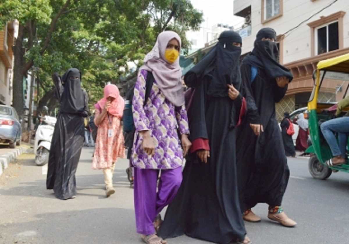हैदराबाद :   बुर्का पहनी छात्राओं को कॉलेज में आने से किया गया माना