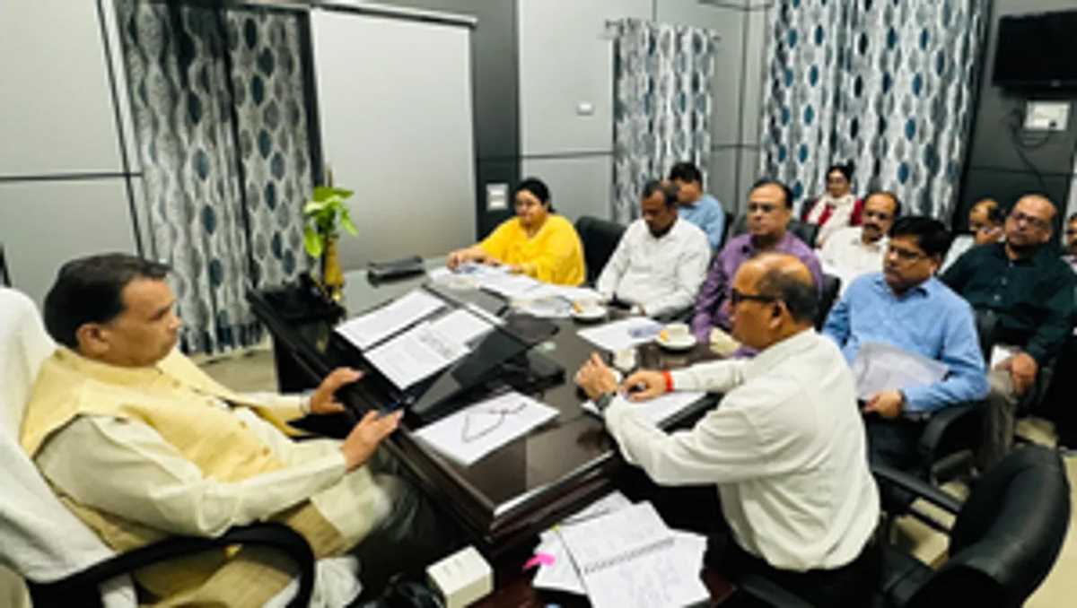 लखनऊ : नरेंद्र कश्यप ने योजनाओं हेतु आवंटित धनराशि खर्च नहीं करने पर अधिकारियों को लगाई फटकार