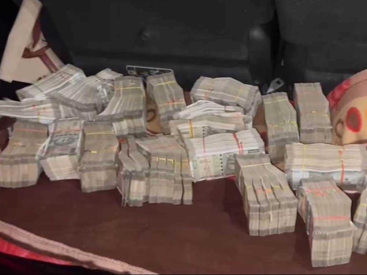 बंगाल में झारखंड कांग्रेस विधायक के वाहन से भारी नकदी बरामद बंगाल में झारखंड कांग्रेस विधायक के वाहन से भारी नकदी बरामद