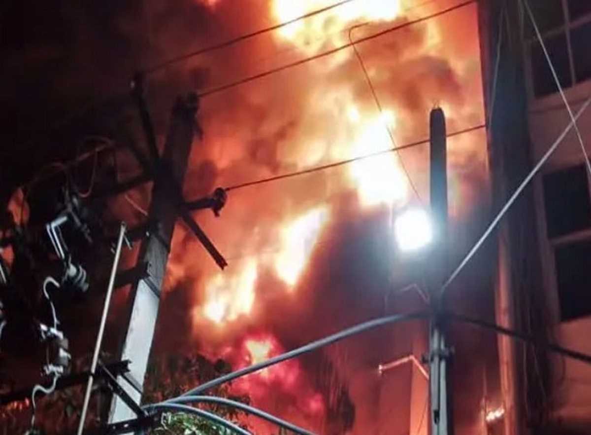 दिल्ली के नरेला में जूते फैक्ट्री में लगी आग, दमकल की कई गाड़ियां मौके पर