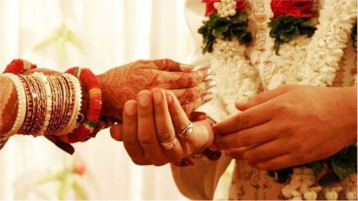 ये शादी हटकर है ; बेटी की शादी में मेहमानों को बटेगी संविधान की किताब ये शादी हटकर है ; बेटी की शादी में मेहमानों को बटेगी संविधान की किताब