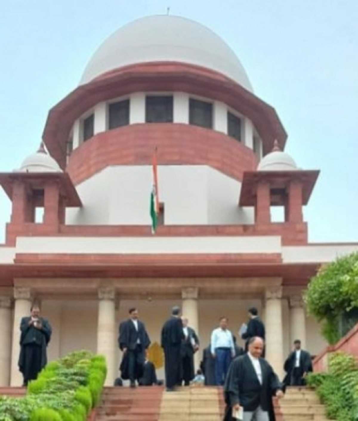 महाराष्ट्र संकट: मामले को बड़ी बेंच को रेफर करने के सवाल पर तुरंत फैसला लेने से सुप्रीम कोर्ट का इनकार