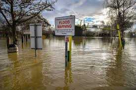 ब्रिटेन में तूफान बेला के कारण सैकड़ों लोगों को सुरक्षित स्थान पर भेजा गया
