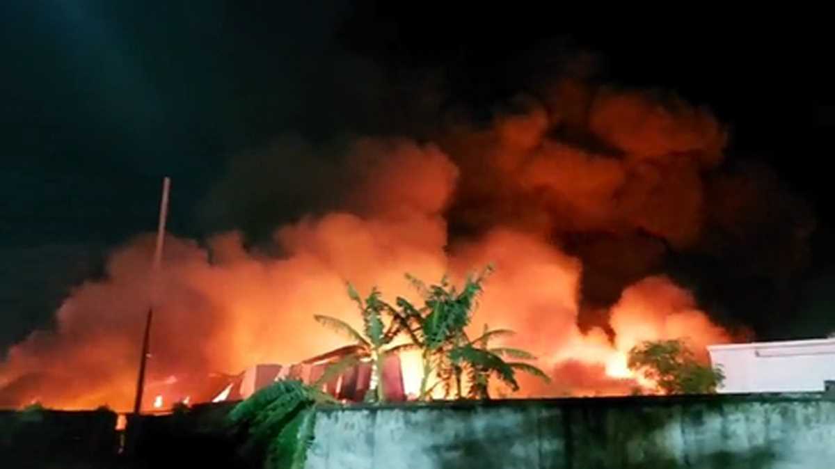 टेंट के वेयरहाउस में लगी भीषण आग, लाखों का सामान राख