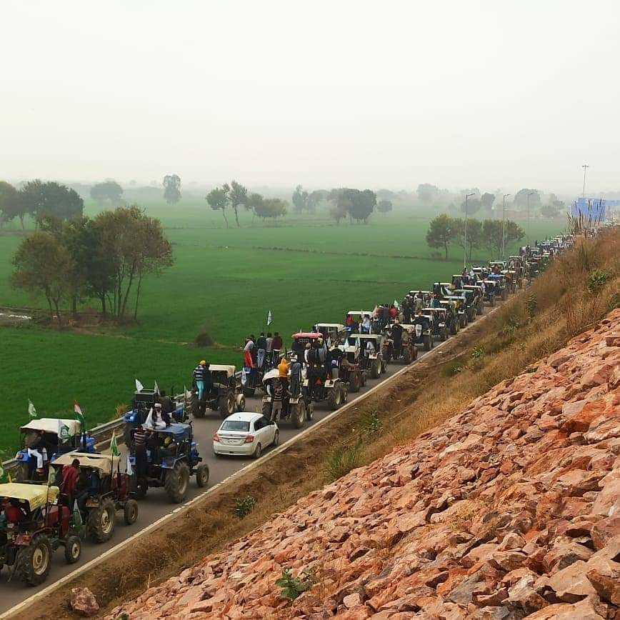 नए कृषि कानूनों के खिलाफ राजधानी दिल्ली में हुआ किसानों का ट्रैक्टर मार्च